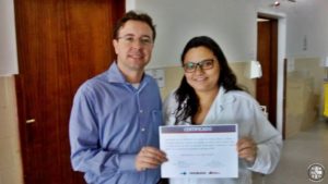 Dr° Felipe Schroder junto com a enfermeira Cristina Montes, não esconderam a emoção desse reconhecimento