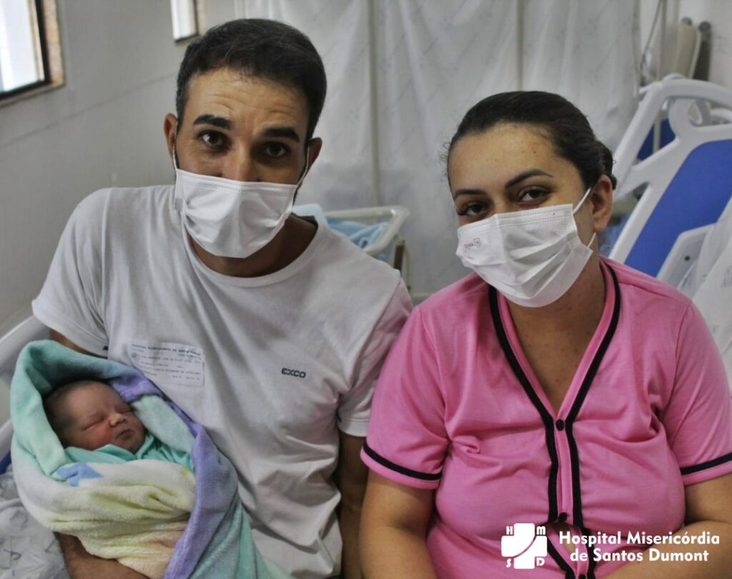 João Carlos foi o primeiro bebê a nascer no ano de 2023, para a felicidades de seus pais Anderson e Thalia.
