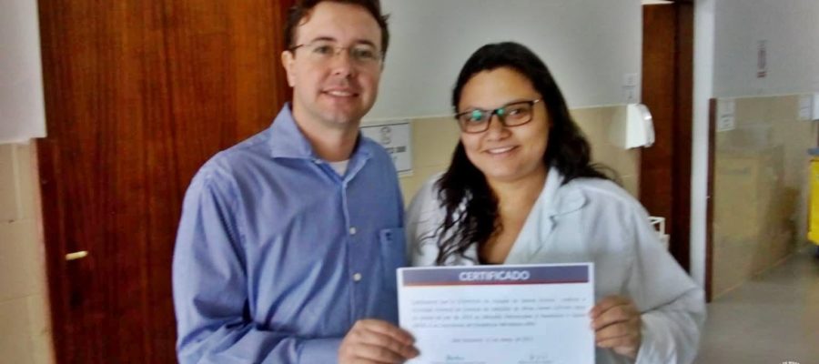 Dr° Felipe Schroder junto com a enfermeira Cristina Montes, não esconderam a emoção desse reconhecimento